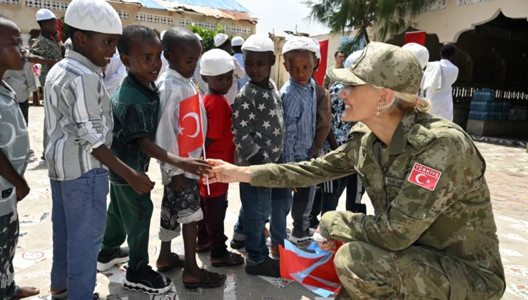 Tsk'Dan Somali'Deki Yetim Çocuklara Gıda Ve Giyecek Desteği