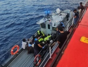 Türk Bayraklı Gemi 48 Düzensiz Göçmeni Kurtardı