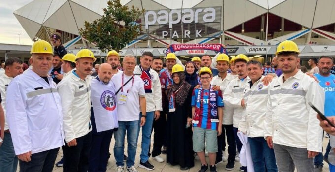 Zonguldaklı madenciler Trabzonspor-Başakşehir maçında tribünlerde