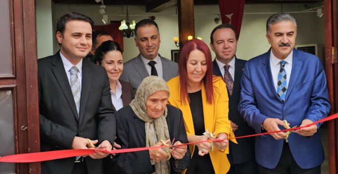 81 yaşındaki Şahinde Ermiş 20 yıllık aranın ardından ikinci sergisiyle sanatseverlerin karşısına çıktı