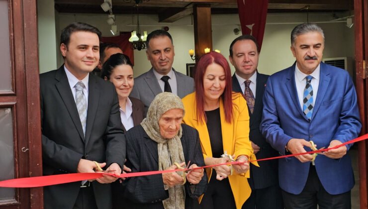 81 yaşındaki Şahinde Ermiş 20 yıllık aranın ardından ikinci sergisiyle sanatseverlerin karşısına çıktı