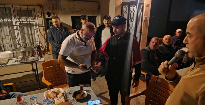 Asker uğurlama geleneği yaşatılıyor: Oğullarına vatani görev öncesi kına yaktılar