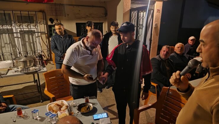 Asker uğurlama geleneği yaşatılıyor: Oğullarına vatani görev öncesi kına yaktılar