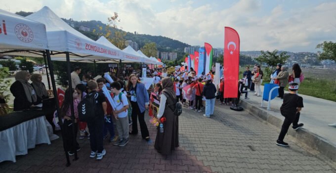 Filistinli Çocuklar İçin Gökyüzüne Umut Uçurdular
