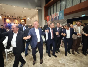 Başkan Büyükakın, Vanlıların Halayına Katıldı