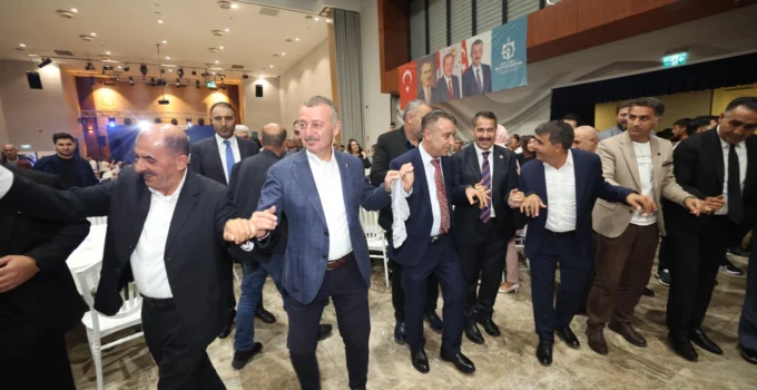 Başkan Büyükakın, Vanlıların Halayına Katıldı