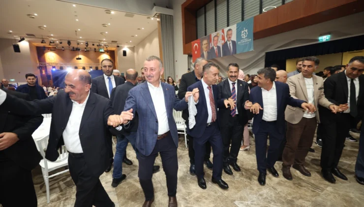 Başkan Büyükakın, Vanlıların Halayına Katıldı