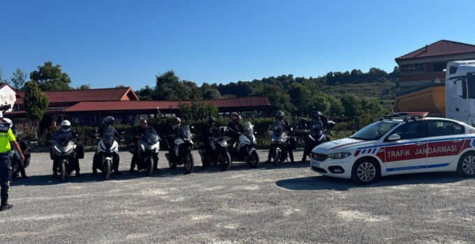 Çaycuma’da motosikletlilere trafik ekiplerinden güvenli sürüş uyarısı