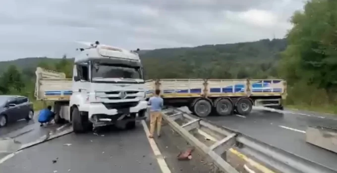 Düzce Akçakoca'Da Tir Makas Attı, Trafiği Kilitledi!