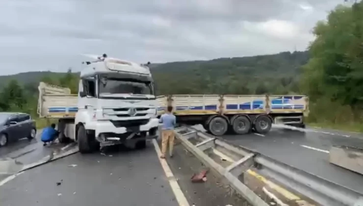 Düzce Akçakoca'Da Tir Makas Attı, Trafiği Kilitledi!
