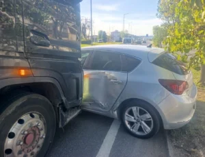 Düzce’de Tır Ile Otomobil Çarpıştı