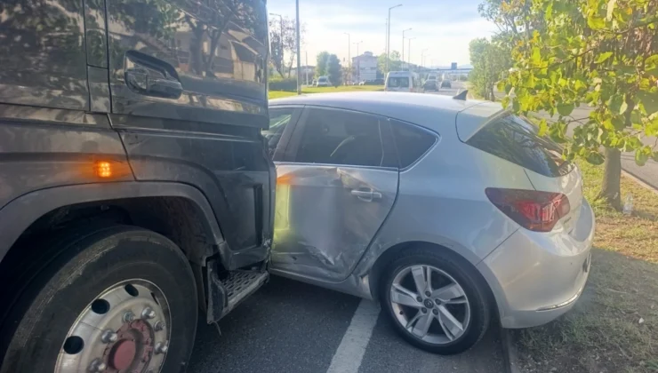 Düzce’de Tır Ile Otomobil Çarpıştı