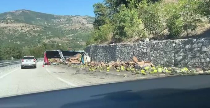 Freni boşalan zeytinyağı yüklü tır istinat duvarına çarptı: Baba öldü, oğlu yaralandı