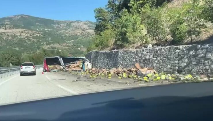 Freni boşalan zeytinyağı yüklü tır istinat duvarına çarptı: Baba öldü, oğlu yaralandı