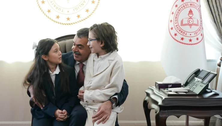 Cumhurbaşkanı Erdoğan Ile Şarkı Söylemişlerdi… Bakan Tekin O Çocukları Ağırladı