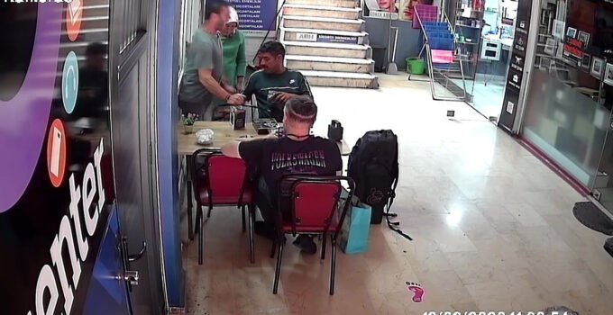 Ürün tanıtımı sırasında esnafı yanlışlıkla şoklayan seyyar satıcı sarılarak özür diledi