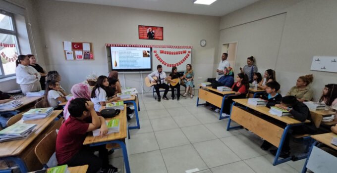 Zonguldak’ta 5. sınıfları okula kaynaştırmak için türküler ve özel marşla unutulmaz karşılama
