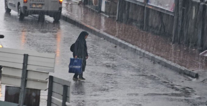 Zonguldak’ta sağanak ve rüzgar mesaisi: Hazırlıksız yakalananlar çadırlara sığındı