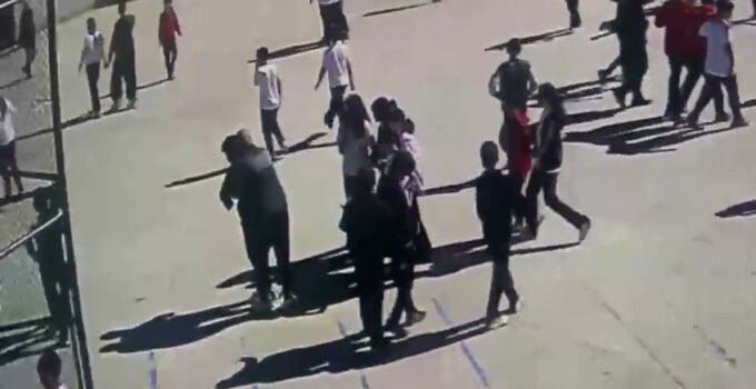 Zonguldak’ta nefessiz kalan öğrenciyi beden eğitimi öğretmeni kurtardı
