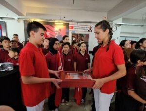 Çanakkale şehitliklerinden gelen bayrak, öğrencilerin hazırladığı rölyefte sergilendi
