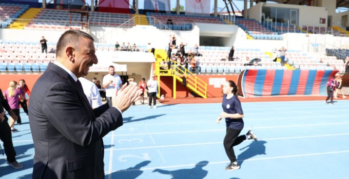 Vali Hacıbektaşoğlu, Atatürk ve Cumhuriyet Koşusu’nun startını verdi