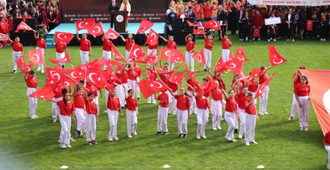 Zonguldak’ta Cumhuriyet Bayramı coşkusu Kara Elmas Kemal Köksal Stadı’nda yaşandı