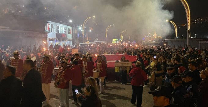Zonguldak’ta Türk Bayraklarıyla Cumhuriyet yürüyüşü
