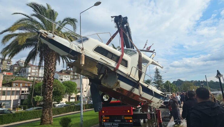 Karadeniz Ereğli’de fırtınada batan tekne vinçle çıkarıldı
