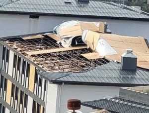 Karadeniz Ereğli’de fırtına kız öğrenci yurdunun çatısını uçurdu