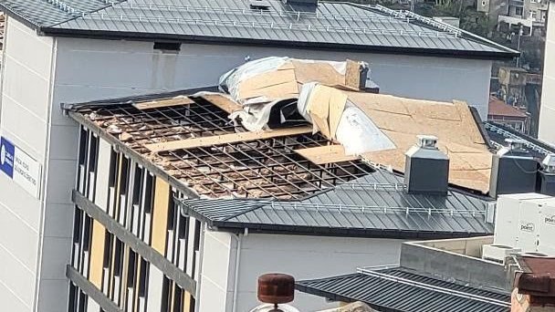 Karadeniz Ereğli’de fırtına kız öğrenci yurdunun çatısını uçurdu