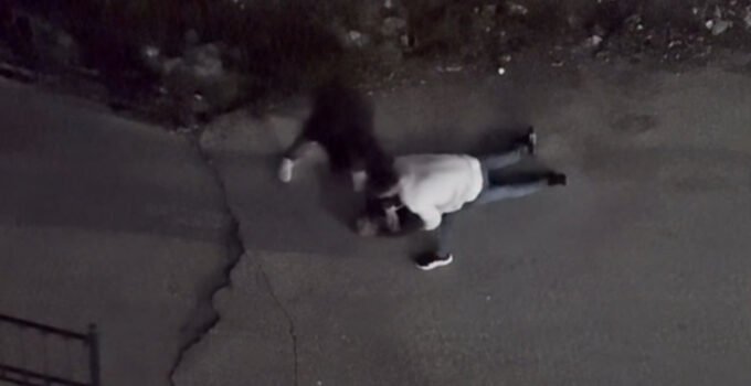 Zonguldak’ta sokak ortasında darp iddiası: Yaralı olduğu öne sürülen kişiyi arkadaşları götürdü