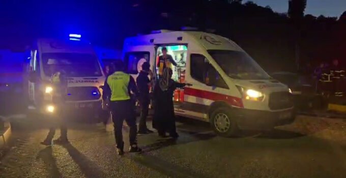 Kavşakta iki araç çarpıştı: 6 yaralı