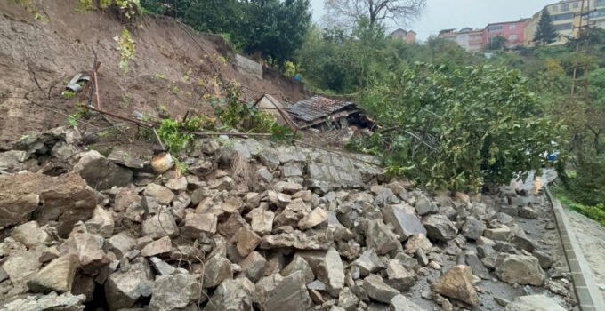 Ereğli’de heyelan sonrası 3 katlı bina tahliye edildi