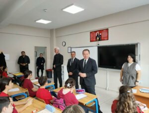 Uygar Keskin, Gazi Ortaokulunda öğrencilerin taleplerini dinledi