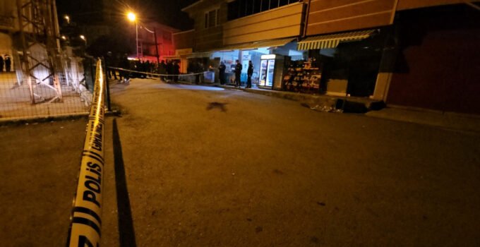 Boşanma aşamasındaki eşini ve genci silahla yaraladı
