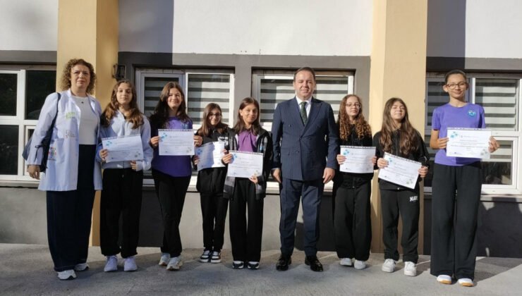 İl Milli Eğitim Müdürü Uygar Keskin öğrencilerin bayrak törenine katıldı