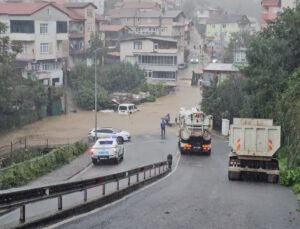 Ereğli’de sağanak ulaşımı aksattı: Otomobil suyla kaplanan yolda kaldı