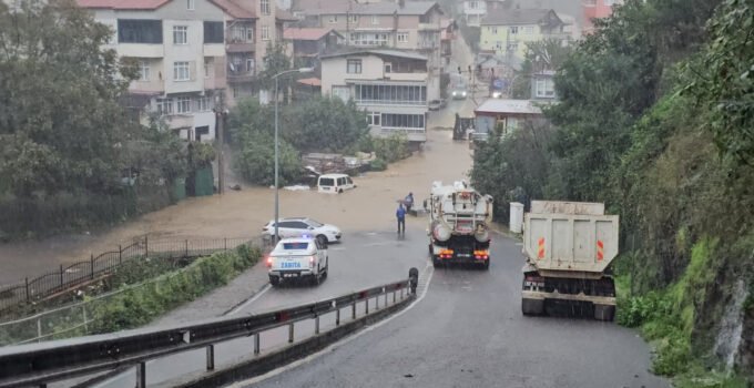 Ereğli’de sağanak ulaşımı aksattı: Otomobil suyla kaplanan yolda kaldı