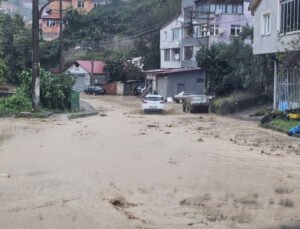 Zonguldak’ta sağanak yağış heyelanlara neden oldu, iş yerini su bastı