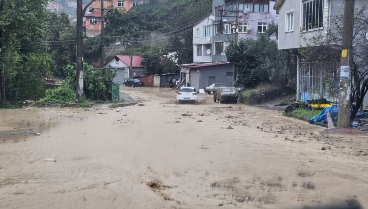 Zonguldak’ta sağanak yağış heyelanlara neden oldu, iş yerini su bastı