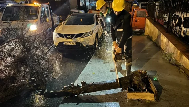 Beylikdüzü'Nde Sağanak Mesaisi Gece Boyunca Sürdü