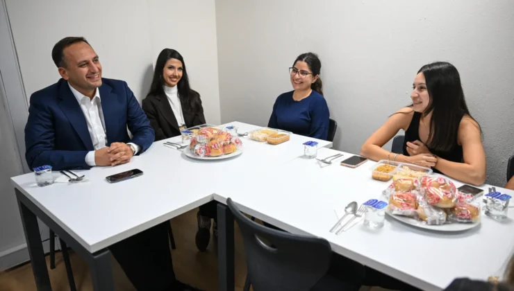Bornova'Da Başkan Eşki’den Yurtta Kalan Öğrencilere Anlamlı Ziyaret