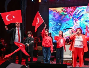 Bornova’da Cumhuriyet Coşkusu Selda Bağcan Konseriyle Zirveye Çıktı