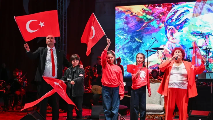 Bornova’da Cumhuriyet Coşkusu Selda Bağcan Konseriyle Zirveye Çıktı