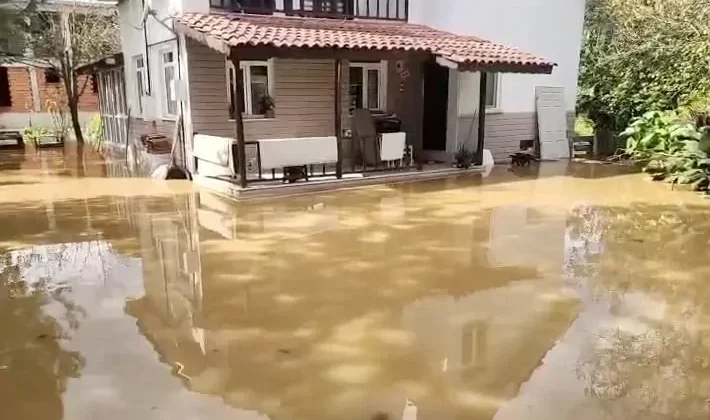 Düzce’de Sağanak Yağış Su Baskınlarına Neden Oldu