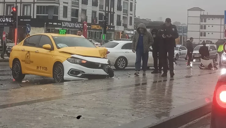 Düzce’de Ticari Taksi Ile Otomobil Çarpıştı: 4 Yaralı
