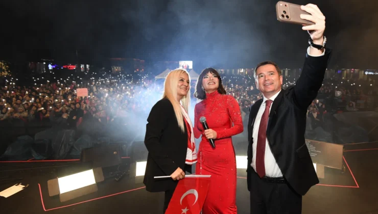 Osmangazi’de Cumhuriyet Coşkusu Göksel’in Şarkılarıyla Taçlandı